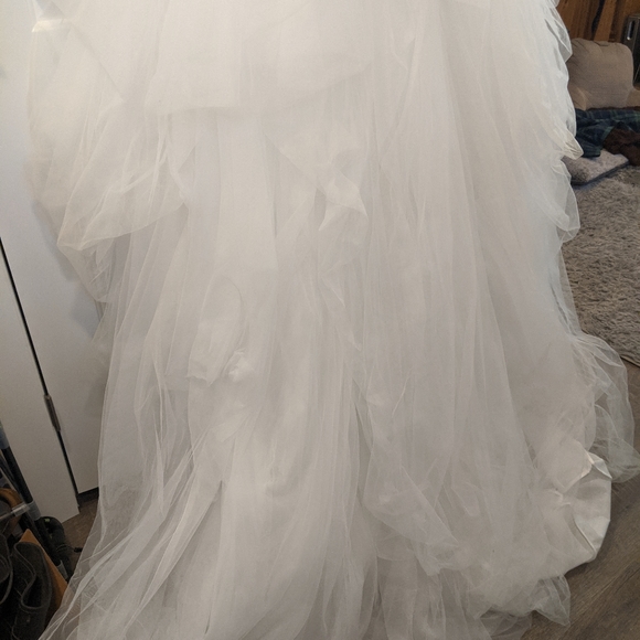 Vera Wang wedding dress - Picture 8 of 10